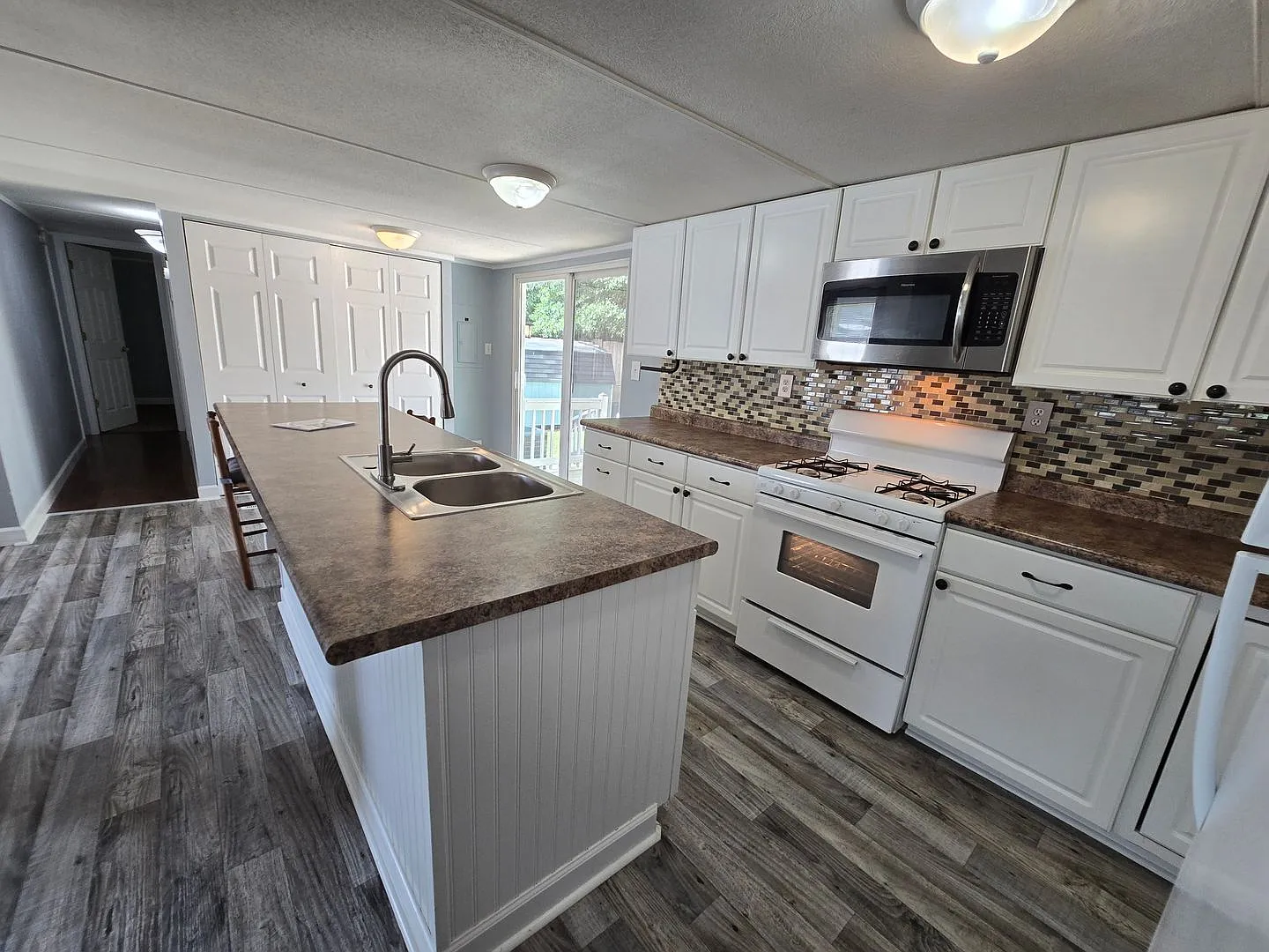 Beautifully Renovated Interior and Convenient Location — Photo 4