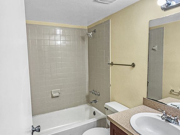 5th image of 250 Palm Cir W