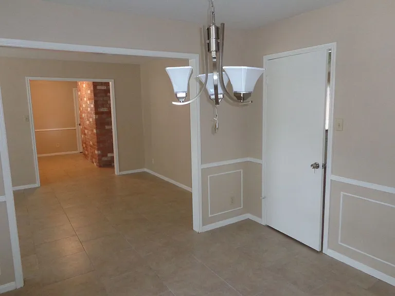 2735 Manila Ln — Photo 7