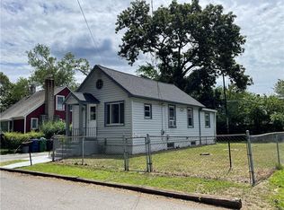 32 Salix St, Warwick, RI 02889