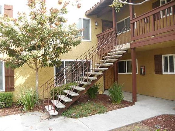 3rd image of 1000 Estes St Unit 3