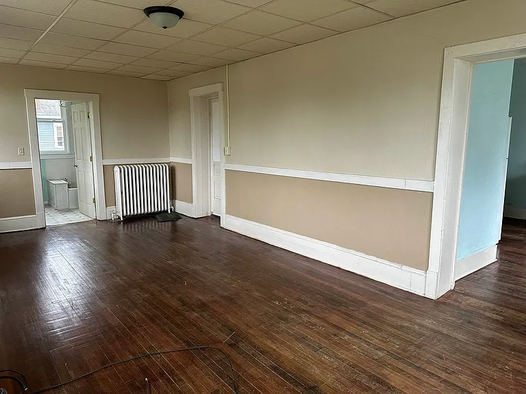 705 E Grand Ave — Photo 3