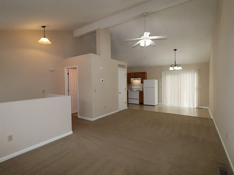238 Lakeview Dr — Photo 3