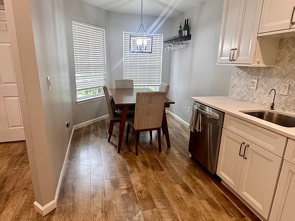 Beautiful eat-in kitchen