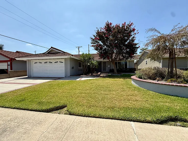 5220 Dresden Cir — Photo 1