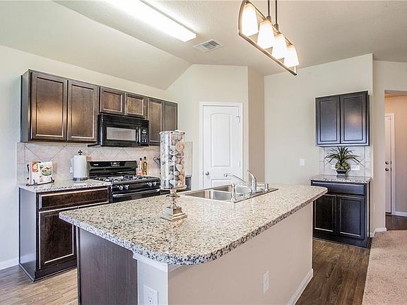 4th image of 412 Camellia Dr