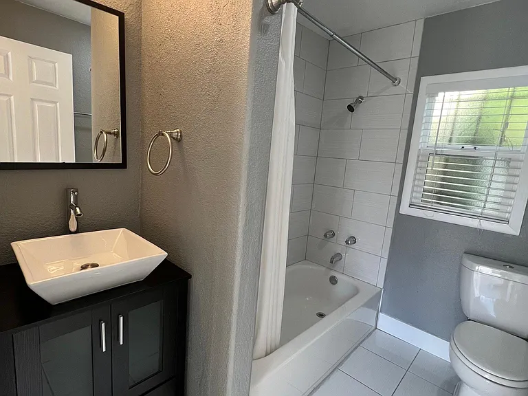 2928 Schyler St — Photo 2