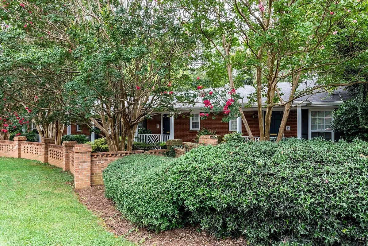 Building Photo - Sharon Oaks Apartments