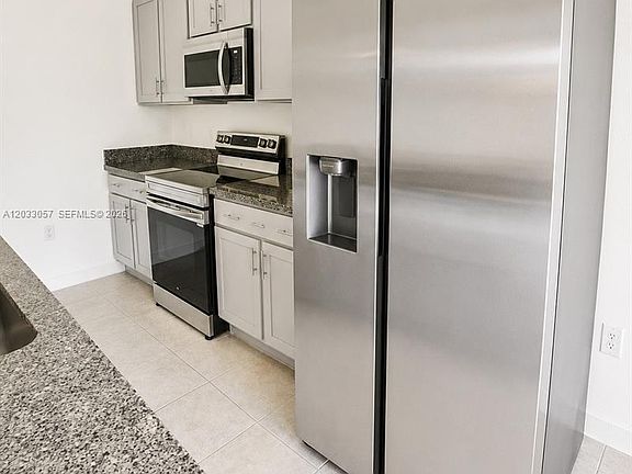 4th image of 811 Serenade St NW