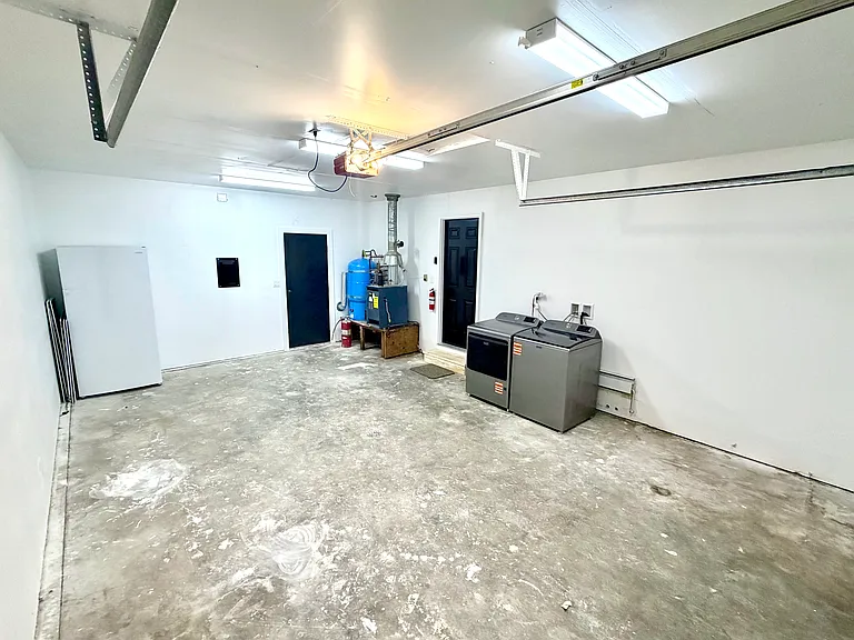 131 S Henrich St — Photo 17