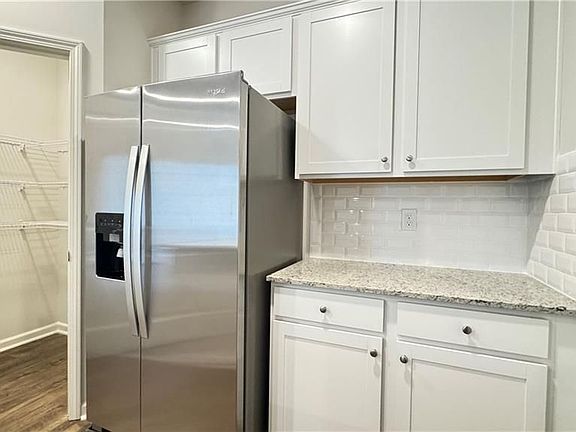 5th image of 405 Stoneybrook Dr
