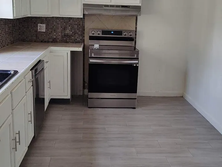 7421 Queenstown Ave — Photo 10