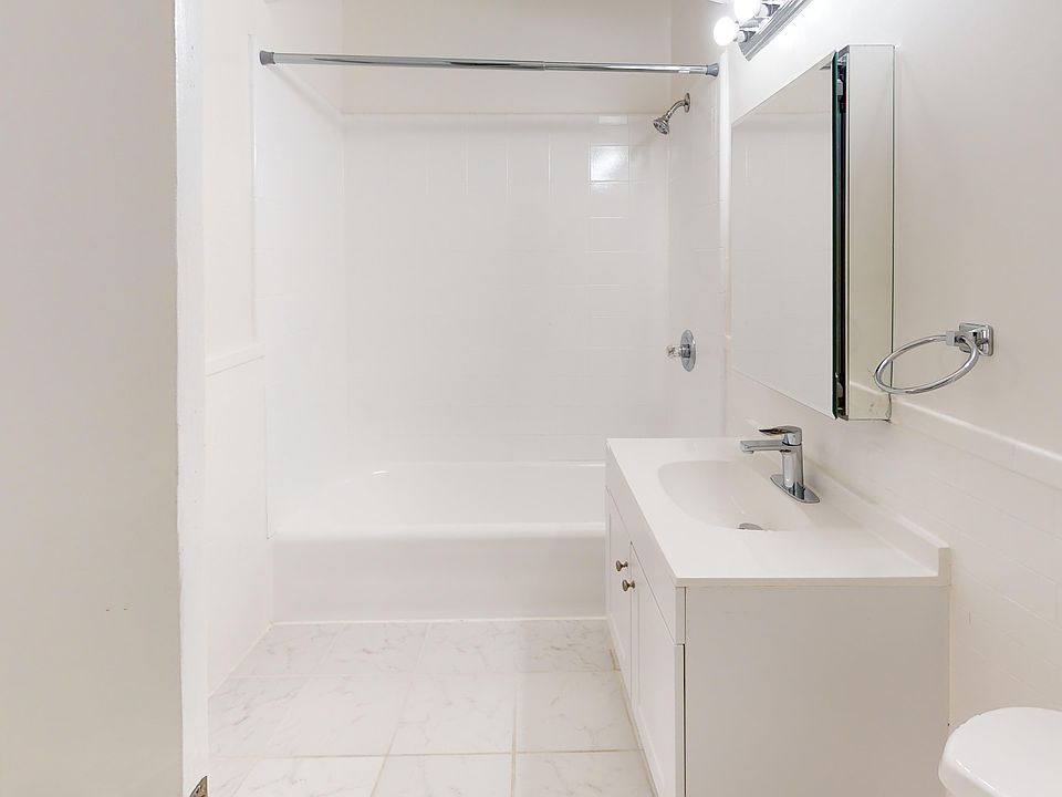 Bathroom with a toilet, sink and bathtub