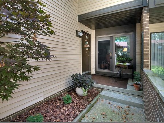 3rd image of 4460 Habersham Ln S #222