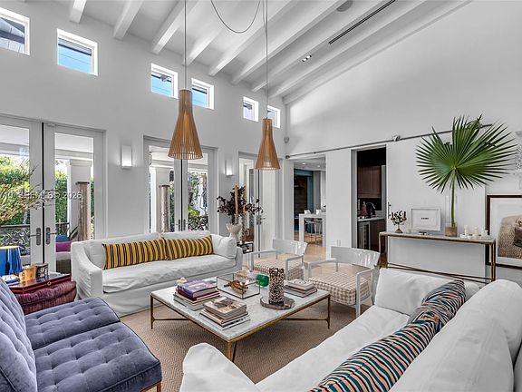 3rd image of 140 Hampton Ln