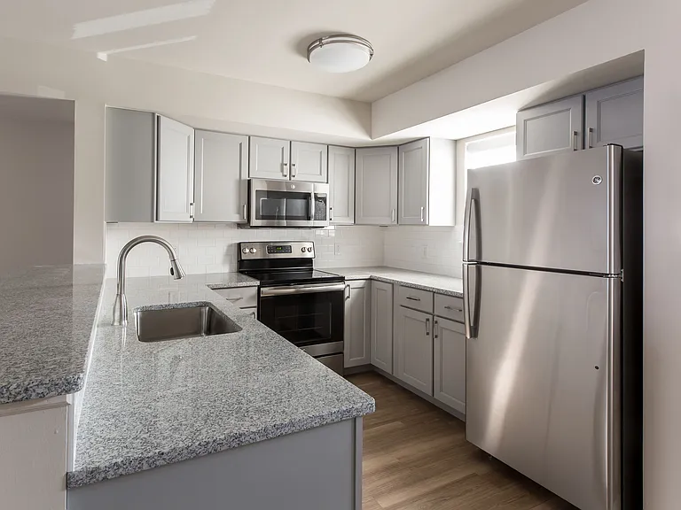 200 East Avenue Apartments and Townhomes — Photo 15