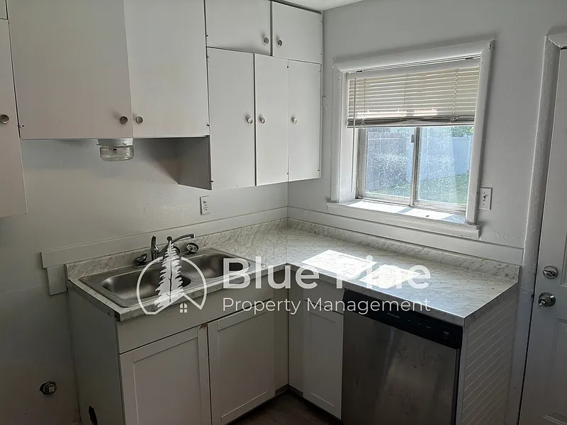 3 bed, 1.0 bath, 760 sqft, $800 — Photo 4