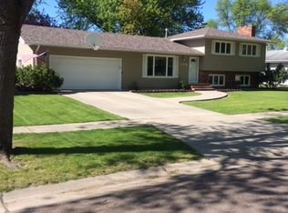 3256 Longfellow Rd N, Fargo, ND 58102