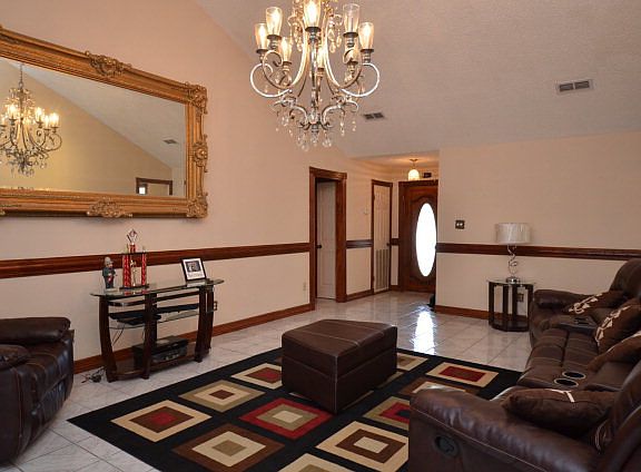 3rd image of 2045 Toluca Dr
