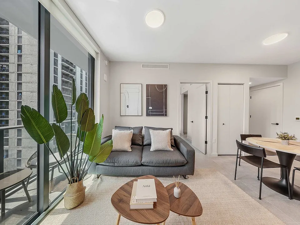 121 NE 5th St #18-ID1520195P