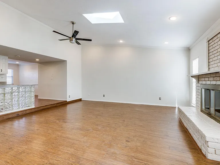 1507 Auburn Dr — Photo 4