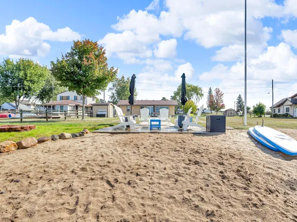 592 Rolling Meadows Dr, Hudson, MI 49247