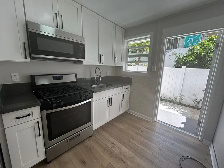 2620 Date St — Photo 2