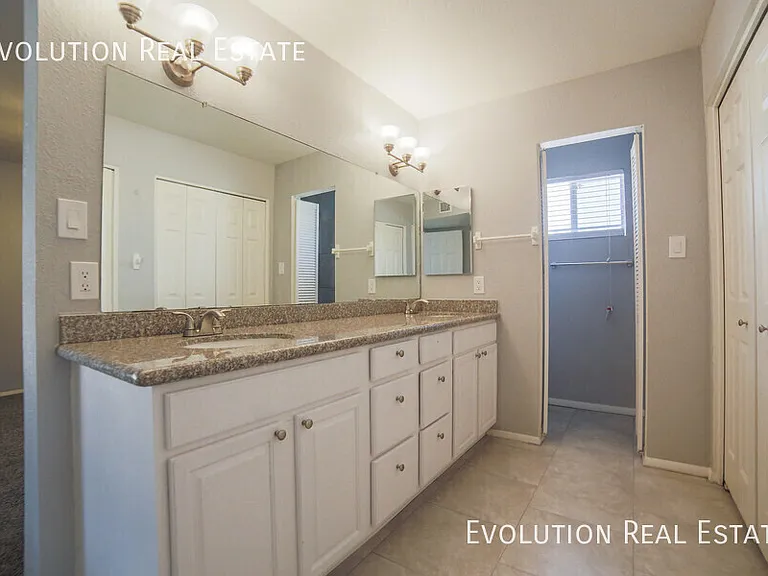 2110 S Shannon Dr — Photo 12