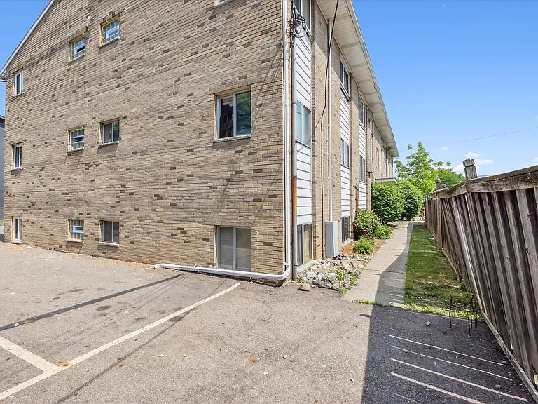 4221 N Grand River Ave — Photo 16