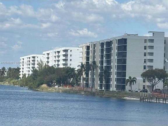 3rd image of 109 Lake Emerald Dr APT 105