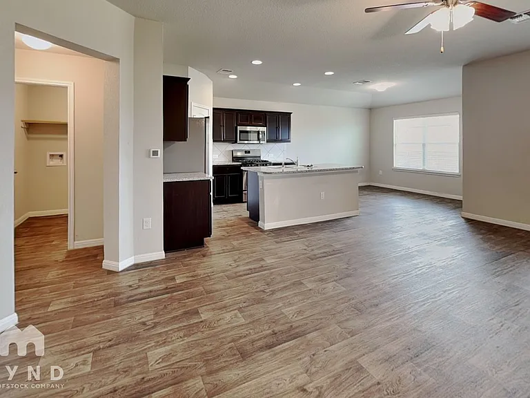 10808 Seguin St — Photo 5