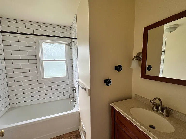 123 E Riverside St — Photo 10