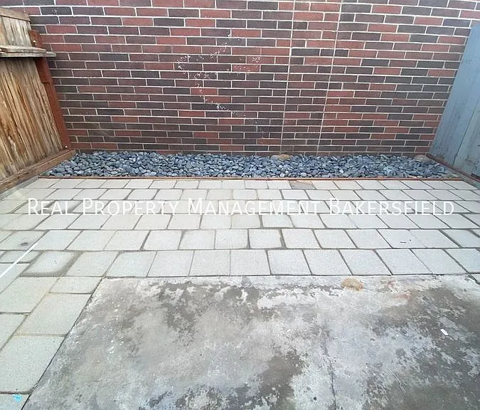 2401 Olive St — Photo 21