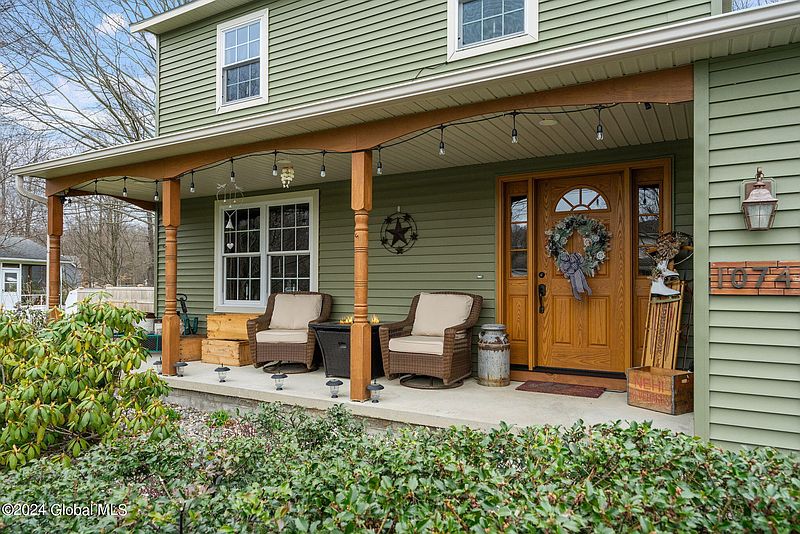 3rd image of 1074 Laural Lane