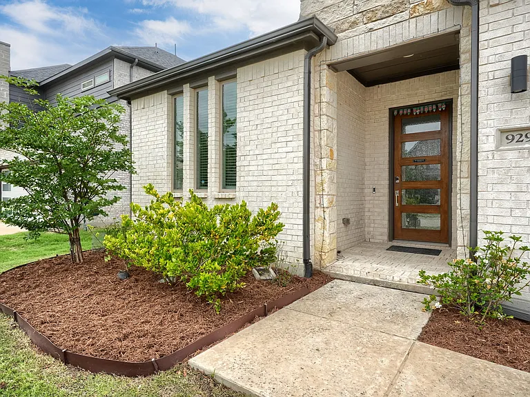 929 Newcastle Dr — Photo 2