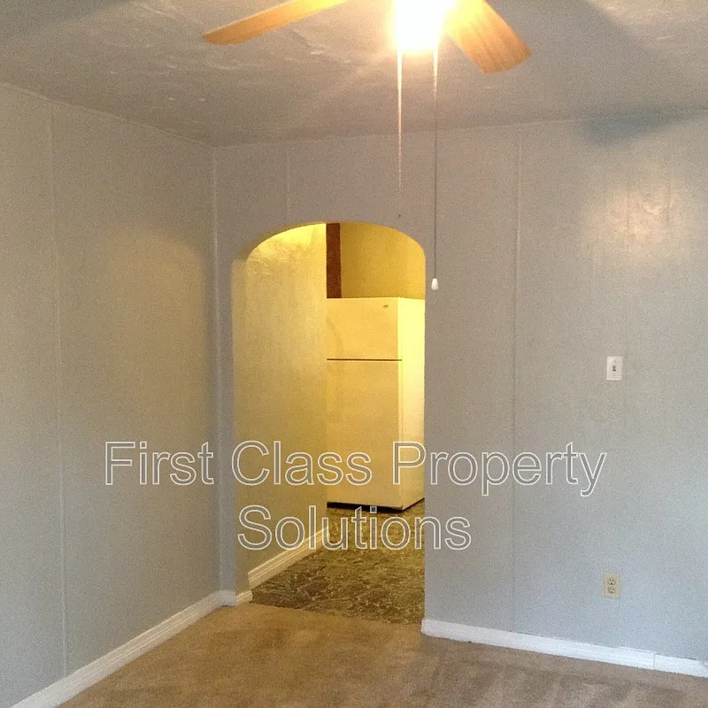 Building Photo - 121 NW 29th St #3/4
