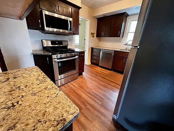 5th image of 609 Maple St