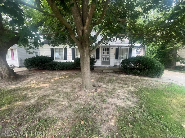 21717 Bon Heur St, Saint Clair Shores, MI 48081