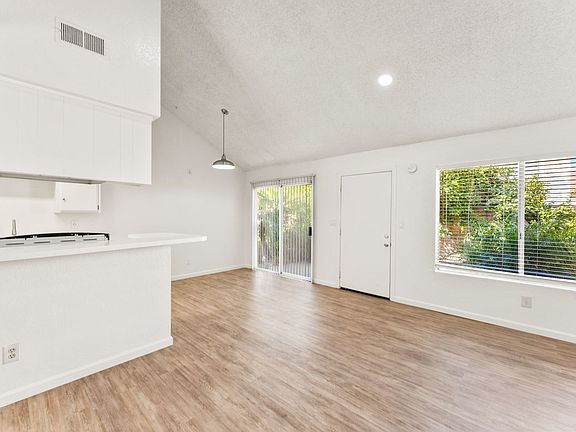 4th image of 920 S Park Cir #8