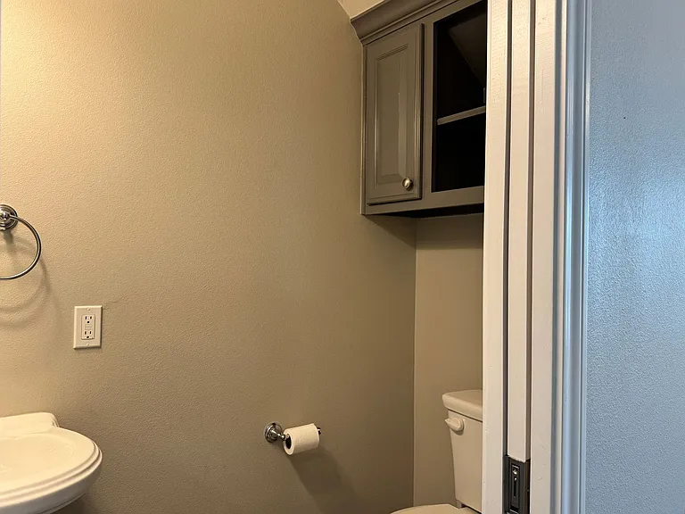 1655 S Kennedy Ave — Photo 6