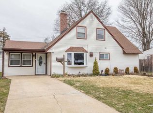 41 Pewter Ln, Hicksville, NY 11801