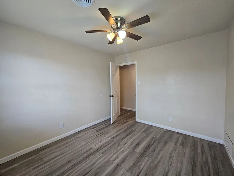 501 W Voelter Ave — Photo 18