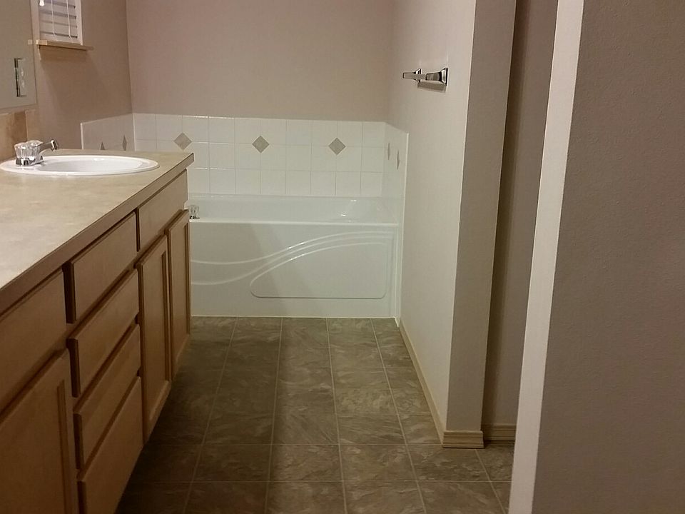 Master Bath w/walk-in shower