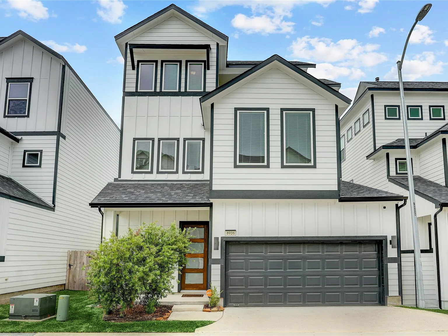 3 bed, 2.5 bath, 2542 sqft, $4,000 — Photo 1