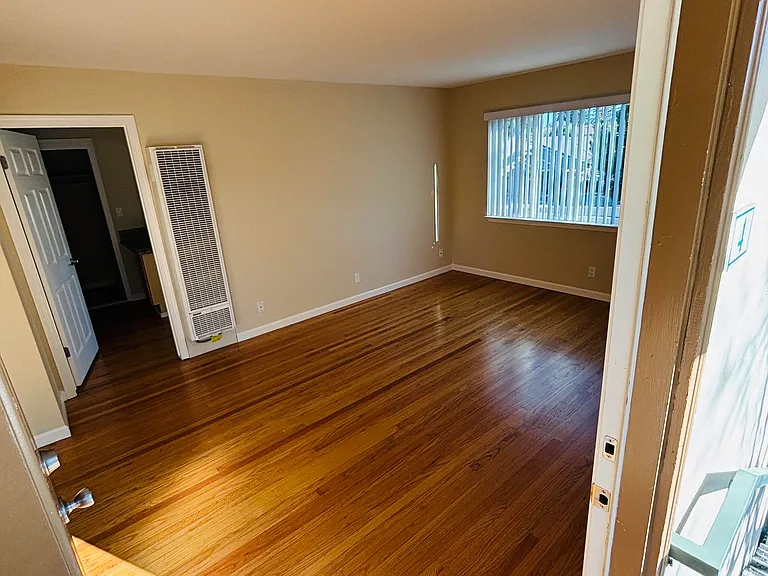 15 Coleman Pl #4 — Photo 2