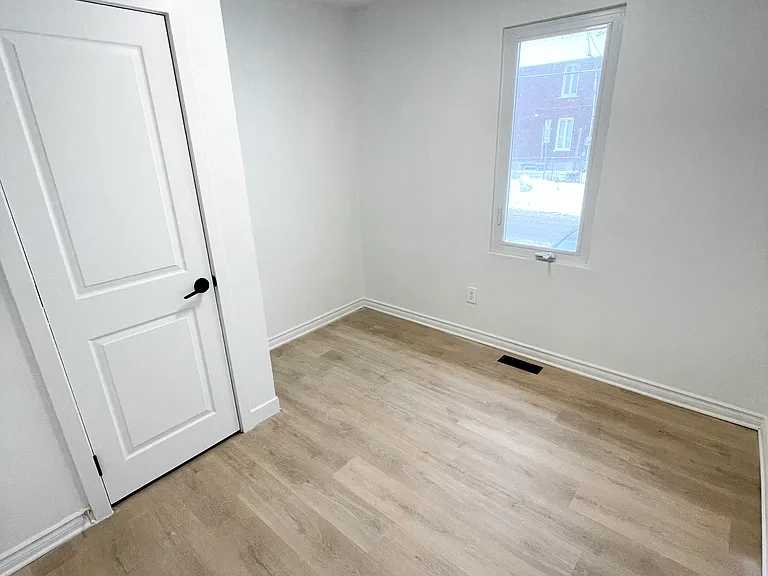 552 Bay St #1 — Photo 9