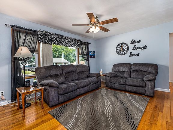 3rd image of 2220 Evergreen Dr