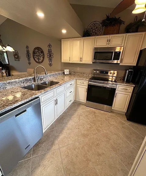 13094 Cross Creek Ct #113 — Photo 3