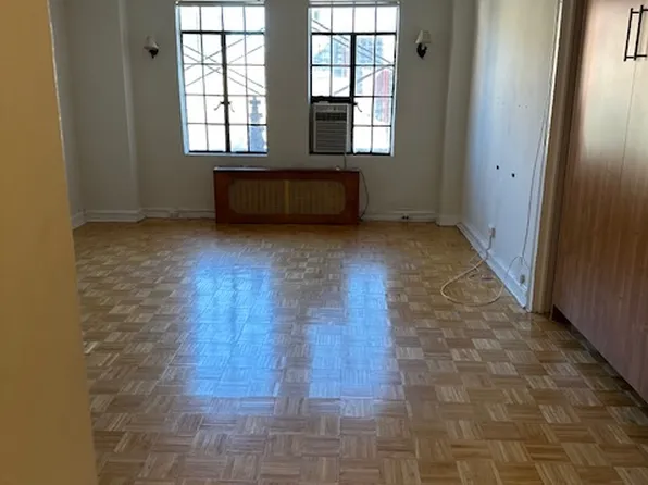 320 East 42nd Street image 2 of 8