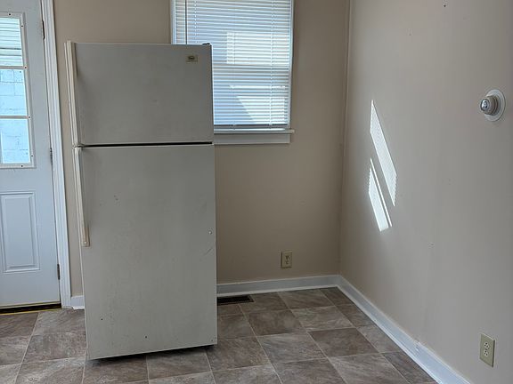 2nd image of 1520 1/2 California St #1/2
